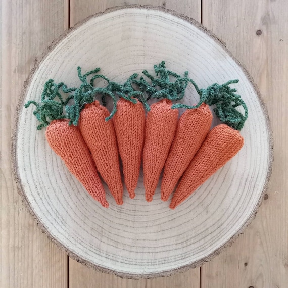 Gebreide oranje worteltjes, fantasiespel, play pretend, nep groenten, speelgoed, wortel knuffel, groenteboer paasdecoratie 