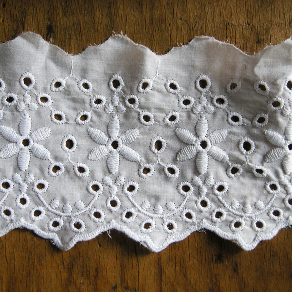 Broderie anglaise bord festonné - Galon brodé blanc à oeillets - Galon dentelle pour bordure