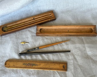Caja de lápices de madera antigua con bolígrafos vintage, decoración decorativa de escritorio victoriano