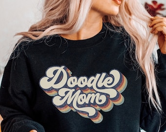 Felpa con scritta "Doodle Mom" in stile retrò