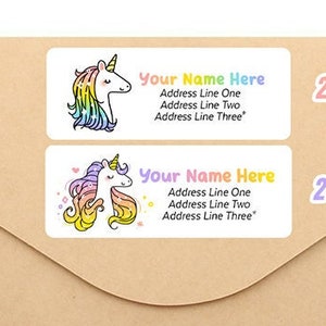 Puede incluir: Dos diseños de etiquetas de dirección con ilustraciones de unicornios en un sobre de papel kraft. Las etiquetas incluyen el texto "Your Name Here" y líneas de dirección. También se ve el texto "2018 Design" y "2023 Design".