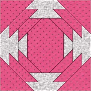 Puede incluir: Un bloque de colcha con un patrón geométrico en rosa y blanco. El patrón está hecho de triángulos y cuadrados, y crea un diseño geométrico.