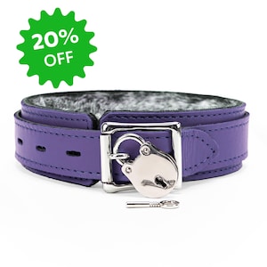 Op de afbeelding: Paarse leren halsband met een zilveren slot en sleutel. Het halsband heeft een zachte, grijze voering.