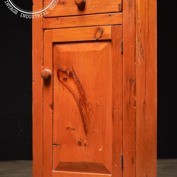 Gabinete antiguo de pino rústico de una puerta