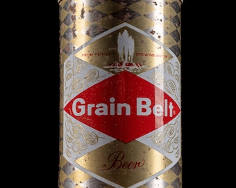 Könnte beinhalten: Eine Vintage-Dose aus Aluminium mit 355 ml Grain Belt Bier. Die Dose ist golden mit einem roten, rautenförmigen Logo, auf dem "Grain Belt" in weißen Buchstaben steht. Die Dose ist rostig und hat ein Rautenmuster.