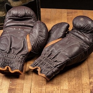 Vintage Everlast 2616 Boxing Gloves image 2