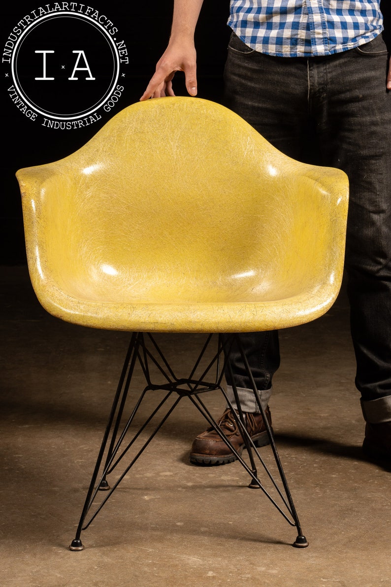 Mid-Century Eames-Herman Miller DAR Fiberglass Chair image 2