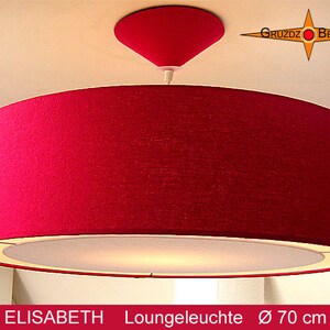 Könnte beinhalten: Eine rote Stoff-Trommelschirm-Pendelleuchte mit einem weißen Innendiffusor. Die Leuchte hat einen Durchmesser von 70 cm und ist mit "ELISABETH Lounge Leuchte Ø 70 cm" beschriftet.