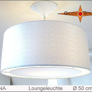 Könnte beinhalten: Eine weiße zylindrische Pendelleuchte mit strukturiertem Stoffschirm und runder Deckenbefestigung. Die Lampe hat einen Durchmesser von 50 cm. Das Logo GRUZDZ BERLIN ist oben rechts sichtbar, und der Text DIANA Loungeleuchte Ø 50 cm steht am unteren Rand.