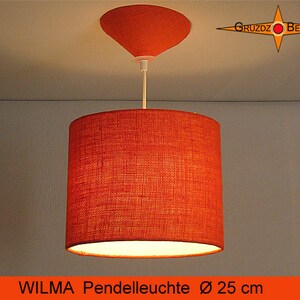 Puede incluir: Lámpara colgante cilíndrica roja con una montura de techo cónica a juego. La lámpara tiene un diámetro de 25 cm y cuelga de un cable blanco. El texto "WILMA Pendelleuchte Ø 25 cm" está en la parte inferior.