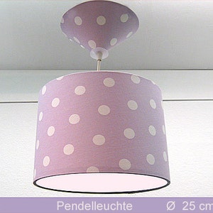 Puede incluir: Una lámpara colgante lila con lunares blancos. La lámpara tiene un diámetro de 25 cm.
