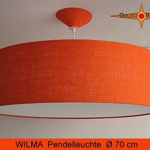 Könnte beinhalten: Orangefarbene Pendelleuchte aus Stoff mit einem weißen Innenschirm. Die Leuchte hat einen Durchmesser von 70 cm und ein schlichtes Design.