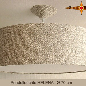 Puede incluir: Una lámpara de techo cilíndrica con una pantalla de tela texturizada en beige y blanco. El accesorio cuenta con un dosel cónico a juego y un diámetro de 70 cm. El texto GRUZDZ BERLIN es visible en la esquina superior derecha y Pendelleuchte HELENA Ø 70 cm aparece en la parte inferior.
