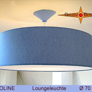 Könnte beinhalten: Eine blaue Stoff-Trommelschirm-Pendelleuchte mit einer weißen Innenverkleidung. Die Leuchte ist mit "CAROLINE" und "Loungeleuchte" beschriftet und hat einen Durchmesser von 70 cm.