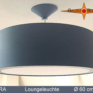 Puede incluir: Una lámpara colgante con pantalla de tambor de tela gris y difusor interior blanco. La lámpara tiene un diámetro de 60 cm.