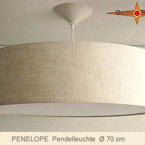 Könnte beinhalten: Eine beige Stoff-Trommel-Pendelleuchte mit einem weißen Innenschirm. Die Leuchte ist an einem silbernen Kabel von der Decke abgehängt und hat einen Durchmesser von 70 cm. Der Text "PENELOPE Pendelleuchte Ø 70 cm" ist am unteren Bildrand sichtbar.