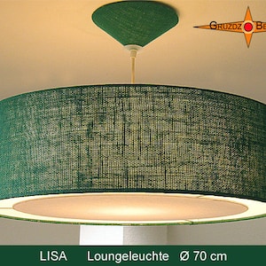 Könnte beinhalten: Eine grüne Stoff-Trommelschirm-Pendelleuchte mit einem weißen Innenschirm. Die Leuchte hat einen Durchmesser von 70 cm. Der Markenname "GRUZDZ BERLIN" ist in der oberen rechten Ecke des Bildes sichtbar.
