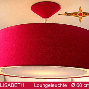 Può includere: Una lampada a sospensione cilindrica rosso brillante con un diffusore bianco sul fondo. Anche il supporto a soffitto è rosso. Il testo GRUZDZ BERLIN appare in alto a destra, mentre ELISABETH Loungeleuchte Ø 60 cm è in basso.