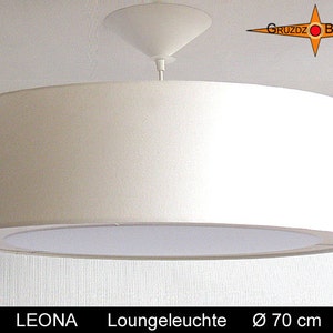 Könnte beinhalten: Weiße runde Deckenleuchte mit einem weißen Stoffschirm. Der Schirm hat einen Durchmesser von 70 cm. Die Leuchte ist mit "LEONA Lounge Leuchte Ø 70 cm" beschriftet.