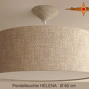 Könnte beinhalten: Eine beige Stoffpendelleuchte mit einem runden, zylindrischen Schirm. Die Leuchte hat einen Durchmesser von 60 cm und einen silbernen Metallrahmen.
