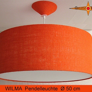 Op de afbeelding: Oranje stoffen hanglamp met een witte binnenvoering. De lamp heeft een diameter van 50 cm en een eenvoudig, modern ontwerp.