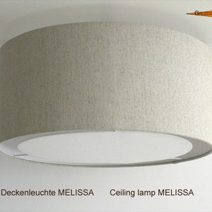 Könnte beinhalten: Eine Deckenleuchte aus beigefarbenem Stoff mit einem weißen Innenschirm. Die Leuchte ist mit "Deckenleuchte MELISSA" und "Ceiling lamp MELISSA" beschriftet.