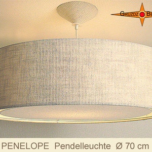 Könnte beinhalten: Eine graue Stoffpendelleuchte mit einem runden, weißen Stoffschirm. Der Schirm hat einen Durchmesser von 70 cm. Die Leuchte hängt an einer weißen Deckenleuchte.