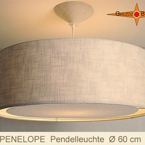 Könnte beinhalten: Eine große, runde Pendelleuchte aus grauem Stoff mit einem weißen Stoffschirm. Die Leuchte hat einen Durchmesser von 60 cm. Die Leuchte hängt an einer weißen Decke.