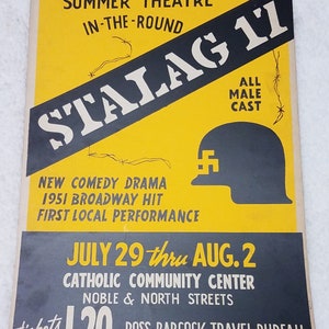 1950s Stalag 17 drama amarillo casco alemán tarjeta de la ventana cartel 22 "x 14"