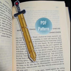 Op de afbeelding: Een kruissteekpatroon voor een bladwijzer met een gouden zwaard met een rode knop. Het patroon is gedrukt op een witte achtergrond en bevat de tekst "PDF Pattern".