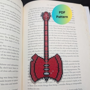 Puede incluir: Un patrón de punto de cruz de una guitarra roja y blanca. El patrón está impreso en una página de libro con texto. El texto dice "PDF Pattern".