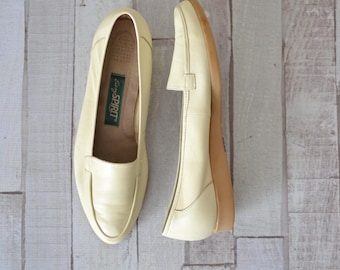 easy spirit ecru genuine buttery soft leather slip on comfort loafer flats . size 8 . 90s vintage