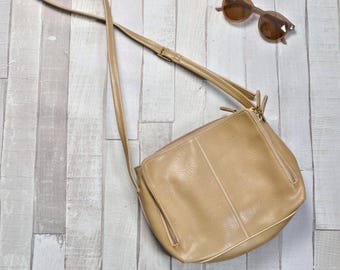 crazy horse liz claiborne vegan leather camel tan crossbody purse with attached keychain wallet . 90s vintage