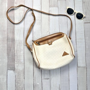 liz claiborne white and cognac brown vegan leather geometric logo print crossbody purse . 80s vintage