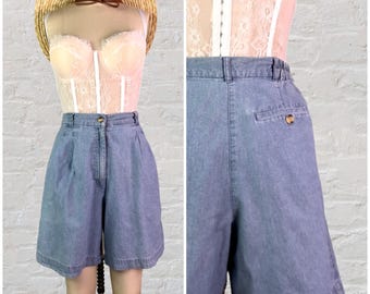 cabin creek light wash high rise pleated front lightweight chambray elastic waist denim mom shorts with pockets . size small . 90s vintage