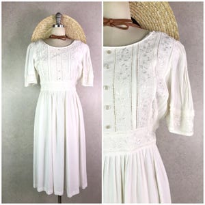 sarah elizabeth cottage core white embroidered short sleeve tie back crinkle midi dress . size xs . 90s vintage