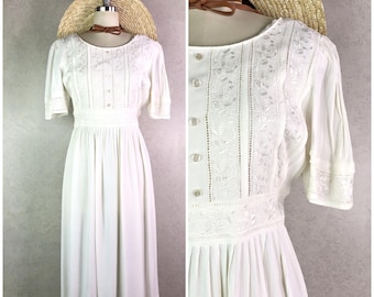 sarah elizabeth cottage core white embroidered short sleeve tie back crinkle midi dress . size xs . 90s vintage