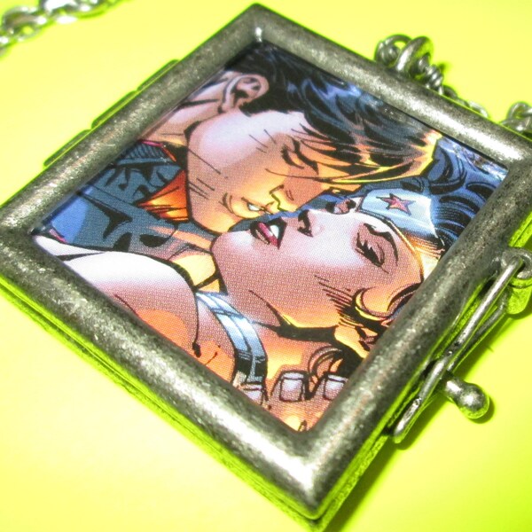 New 52 Wonder Woman & Superman first kiss Necklace