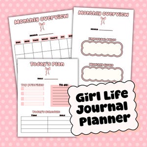 Op de afbeelding: Een roze en witte journal planner met de tekst "Girl Life Journal Planner". De planner bevat pagina's voor maandoverzichten, belangrijke data, maandelijkse doelen en dagelijkse plannen.