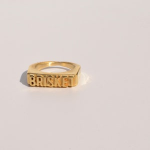 Anillo con la palabra BRISKET - Anillo de metal hecho a mano en latón de joyero o plata esterlina - Tamaños personalizados (completo, .25, .5, .75) - Envío gratuito a EE. UU.