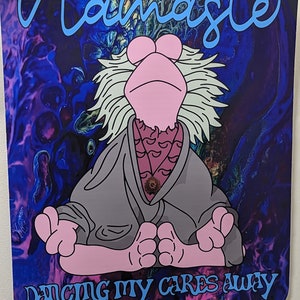 Op de afbeelding: Een roze Muppet-personage met een witte baard en een grijze robe zit in een meditatieve houding met de handen in een mudra-gebaar. De achtergrond is een wervelend blauw, paars en roze abstract ontwerp. De tekst "Namaste" staat in het blauw bovenaan de afbeelding en "Dancing my cares away" staat in het blauw onderaan de afbeelding.