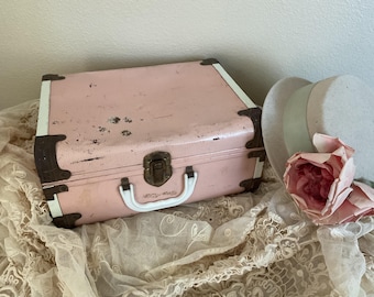Sweet 1950’s pink children’s suitcase