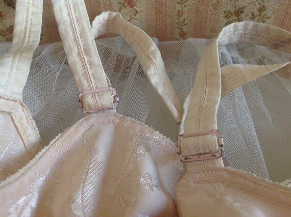 Wonderful 1940's pink boudoir bra corset - image 9