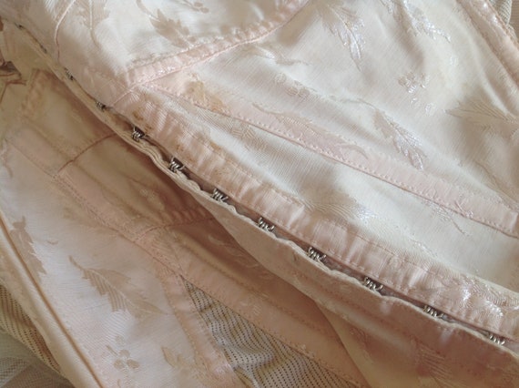 Wonderful 1940's pink boudoir bra corset - image 5