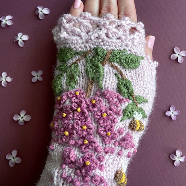 Geborduurde lila vingerloze handschoenen: wanten van gebreide wolmix