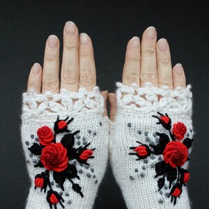Guanti senza dita lavorati a mano: muffole bianche con ricamo di rose rosse