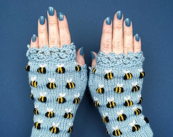 Gants sans doigts tricotés à la main bleu clair avec des abeilles, cadeau pour femme, gants en dentelle faits à la main, idées cadeaux, pour elle, cadeau d'anniversaire