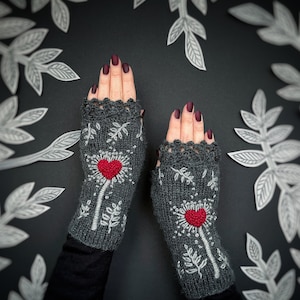 Guantes de San Valentín con corazón, guantes sin dedos de punto, guantes con corazón, manoplas bordadas, gris y rojo, regalos para mujer, gris imagen 1