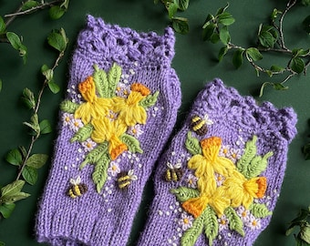 Gants lilas avec jonquilles et abeilles, Gants avec fleurs de printemps, Gants de broderie de fleurs de narcisse, Fleurs jaunes, Jonquilles en fleurs