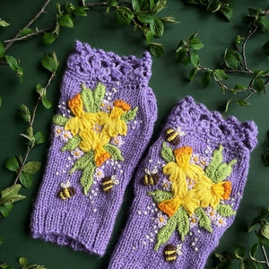 Gants lilas avec jonquilles et abeilles, Gants avec fleurs de printemps, Gants de broderie de fleurs de narcisse, Fleurs jaunes, Jonquilles en fleurs image 1